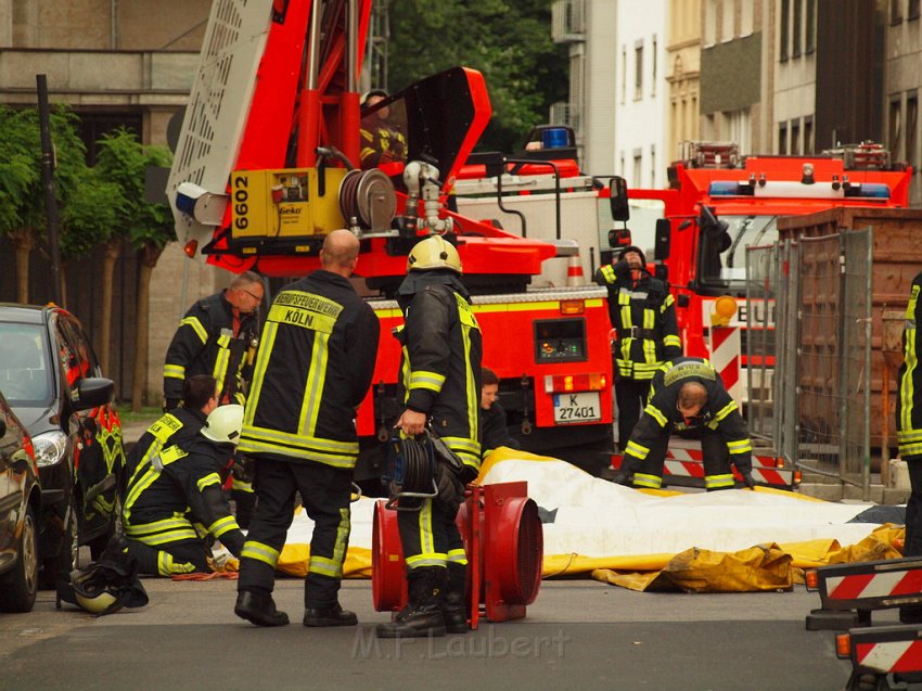 Person auf Baukran Koeln Christophstr P079.JPG